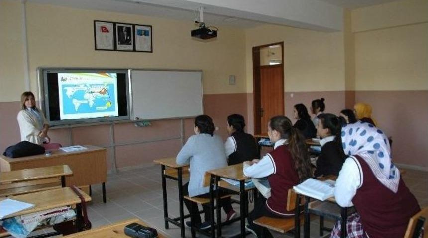 K&uuml;re&rsquo;de &Ouml;ğrenciler Akıllı Tahta İle Tanıştı