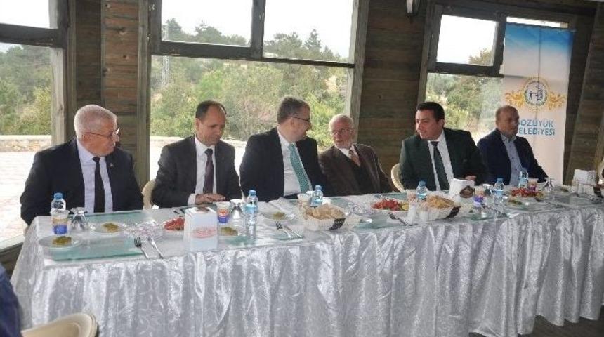 Ak Parti&rsquo;li Eldemir, Boz&uuml;y&uuml;k&rsquo;te Muhtarlarla Buluştu