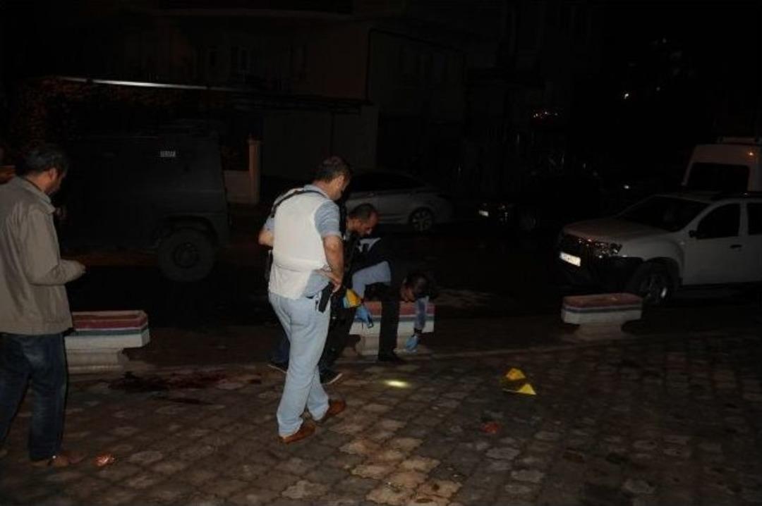 Batman&rsquo;da Yolu Trafiğe Kapatan Grup İle Polis Arasında &Ccedil;atışma &Ccedil;ıktı: 4 Kişi Yaralı Yakalandı