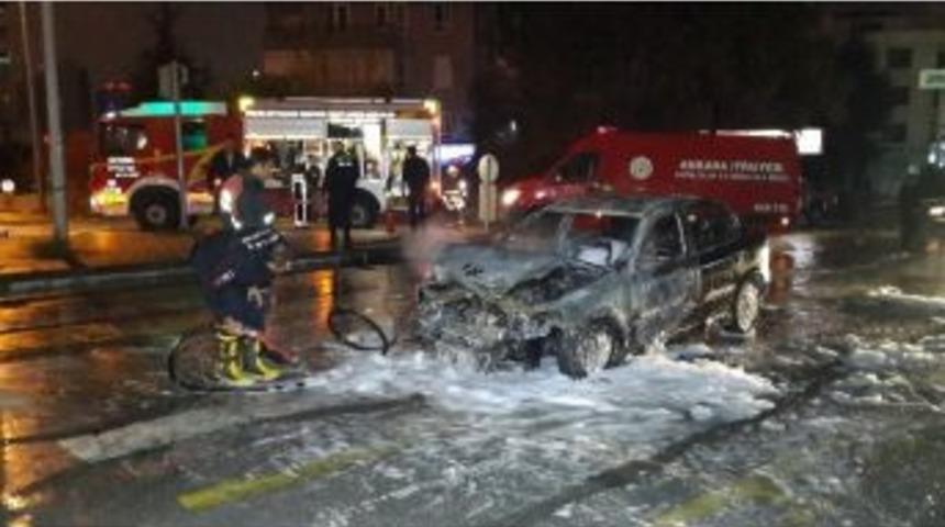 Kırmızı Işıkta &Ouml;ndeki Araca &Ccedil;arpan Otomobil Yandı