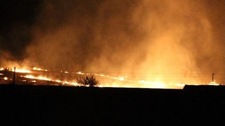 Elazığ&rsquo;da Fabrika Arkasındaki Anız Yangını Korkuttu