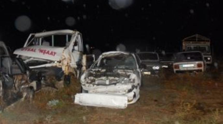 Mhp&rsquo;lileri Taşıyan Ara&ccedil; Tır&rsquo;a &Ccedil;arptı: 4 Yaralı