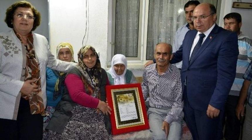 Vali &Ccedil;i&ccedil;ek, Ergen Ailesine Şehitlik Belgesini Teslim Etti