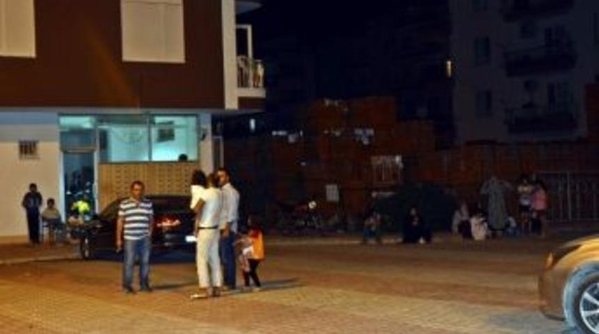 Antalya&rsquo;daki Deprem Halkı Sokağa D&ouml;kt&uuml;