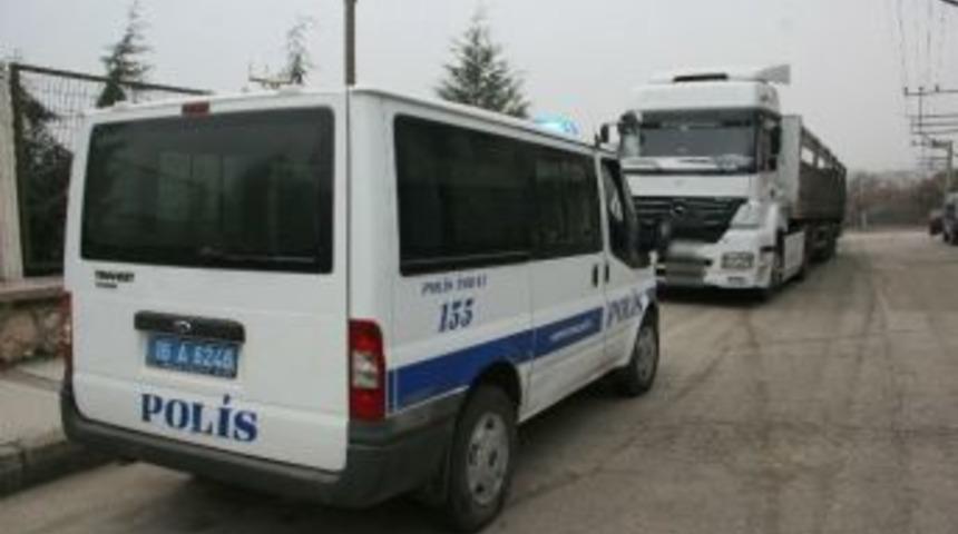 Tır&rsquo;dan 300 Litre Mazot &Ccedil;aldılar