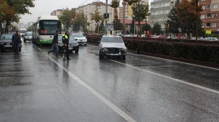 Kayseri&rsquo;de İki Ayrı Trafik Kazasında 12 Kişi Yaralandı
