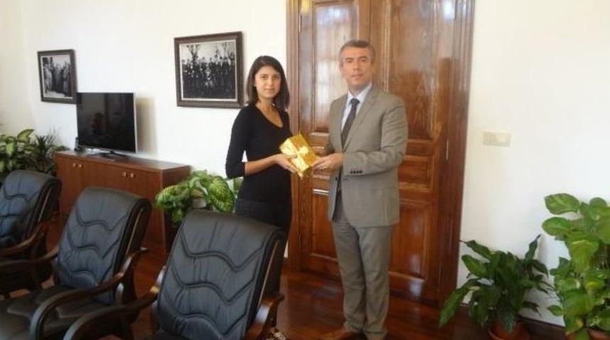 Başarılı &Ouml;ğrenciyi Makamında Kabul Etti