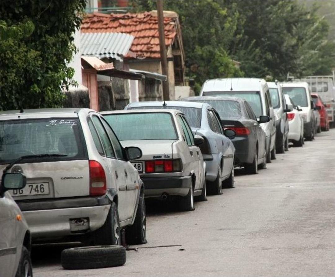 Konya&rsquo;da Park Halindeki 50 Aracın Lastikleri Kesildi