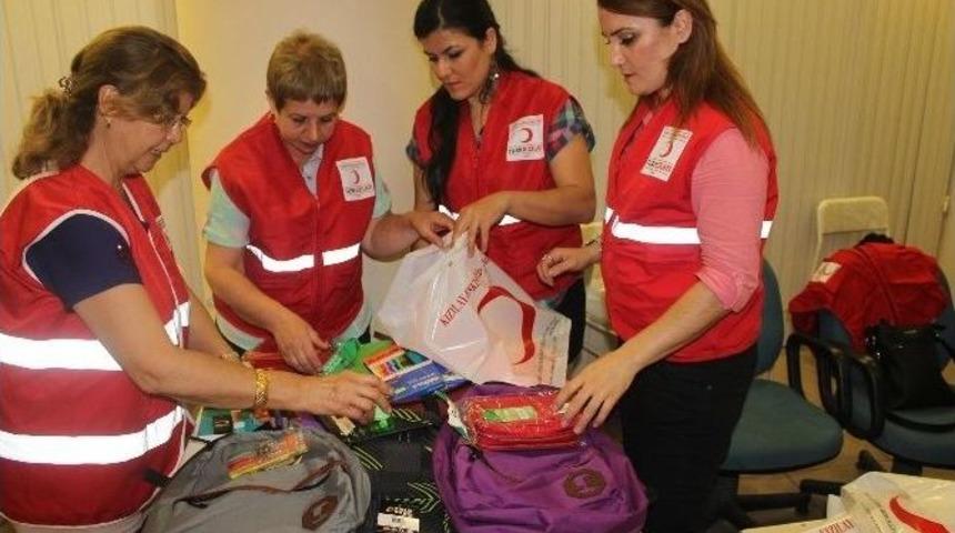 T&uuml;rk Kızılayı&rsquo;ndan &Ouml;ğrencilere Kırtasiye Yardımı