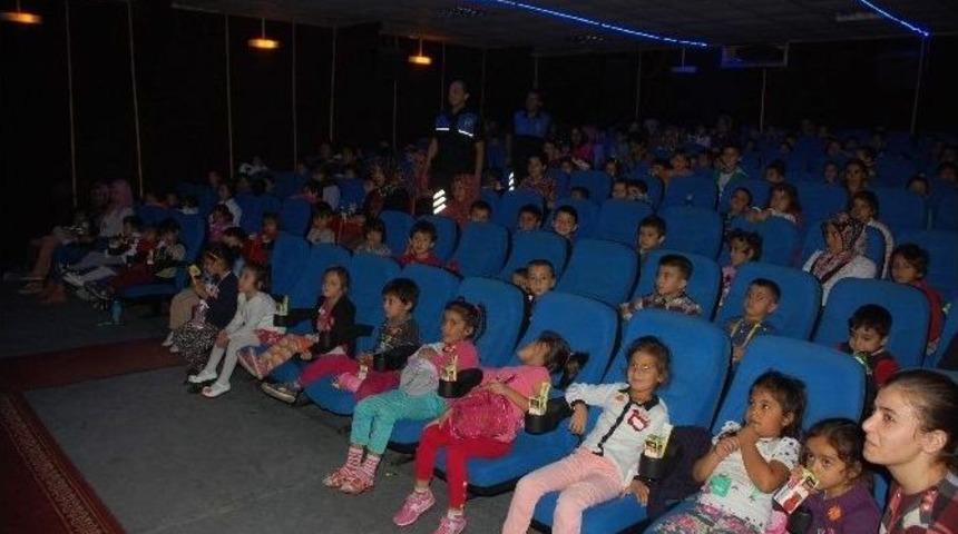 Anaokulu &Ouml;ğrencileri Sinemada Bir Araya Geldi