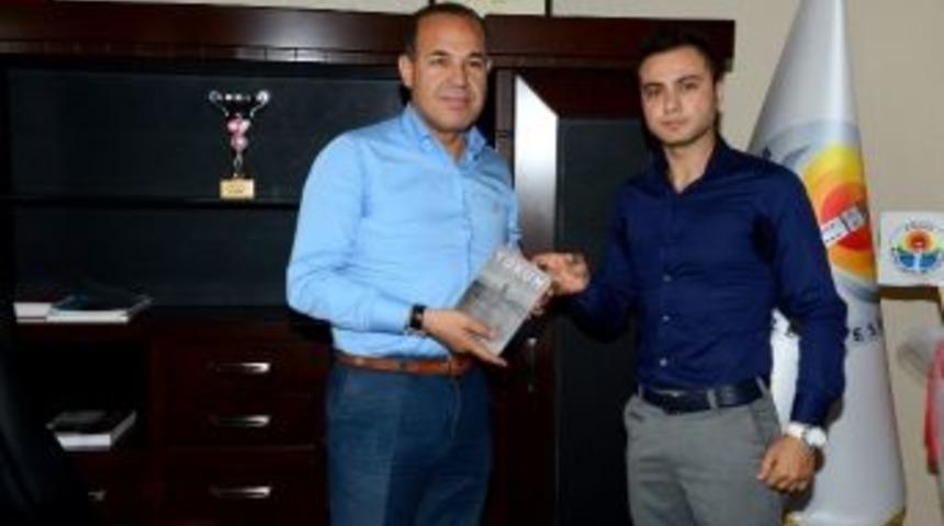 B&uuml;y&uuml;kşehir&rsquo;in Yazar Personeli İlk Kitabını Başkan S&ouml;zl&uuml;&rsquo;ye Hediye Etti