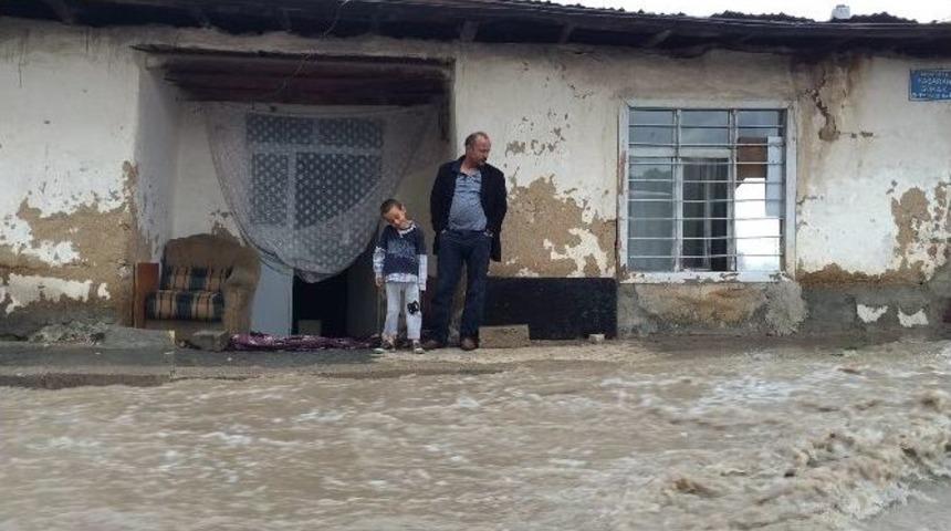 Elazığ&rsquo;da Yağmur Hayatı Fel&ccedil; Etti