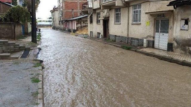 Elazığ’da Yağmur Hayatı Felç Etti