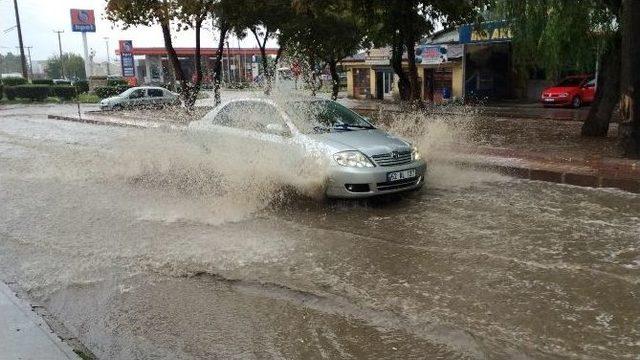 Elazığ’da Yağmur Hayatı Felç Etti