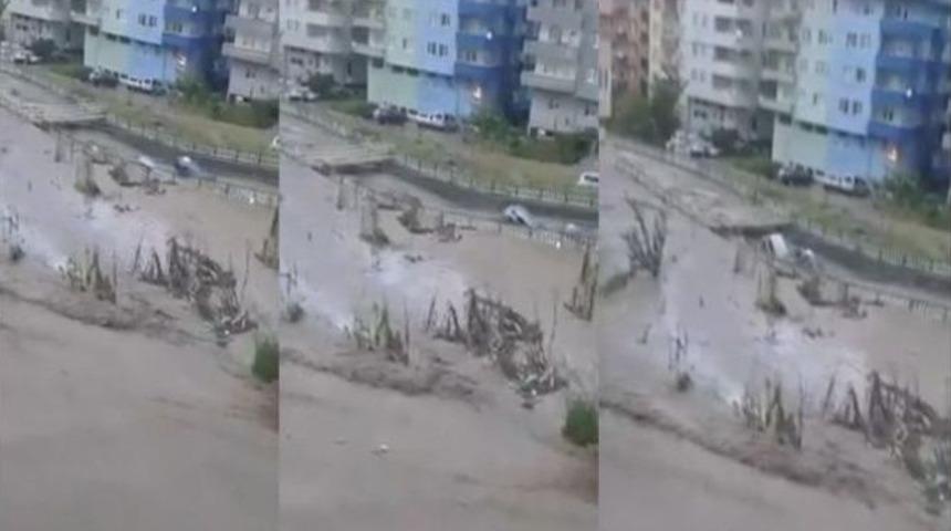 Otomobilini Kurtarmak İsterken Az Daha Sel Sularına Kapılıyordu