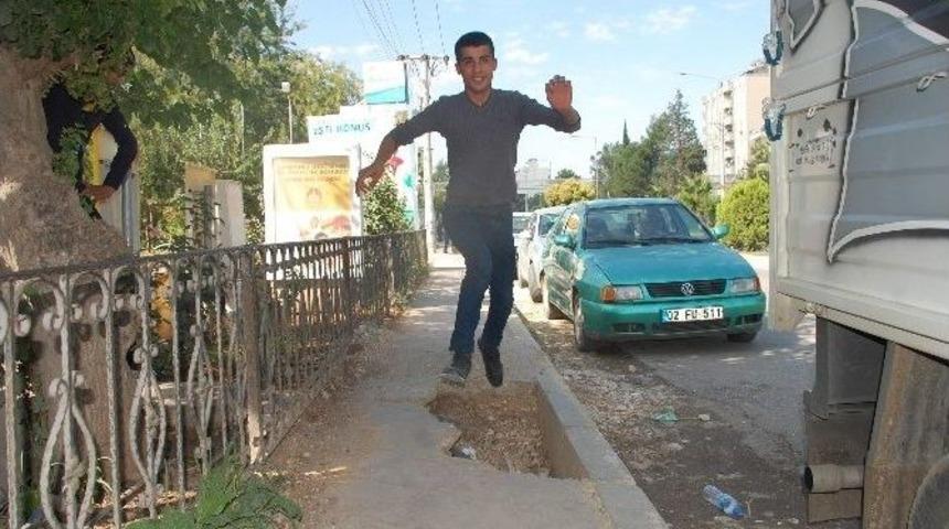 Yaya Kaldırımlarında Tehlikeli &Ccedil;ukurlar