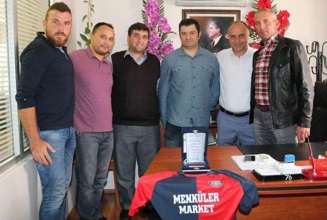 Yılmazspor’dan Saruhanlı Belediyesi’ne Plaket