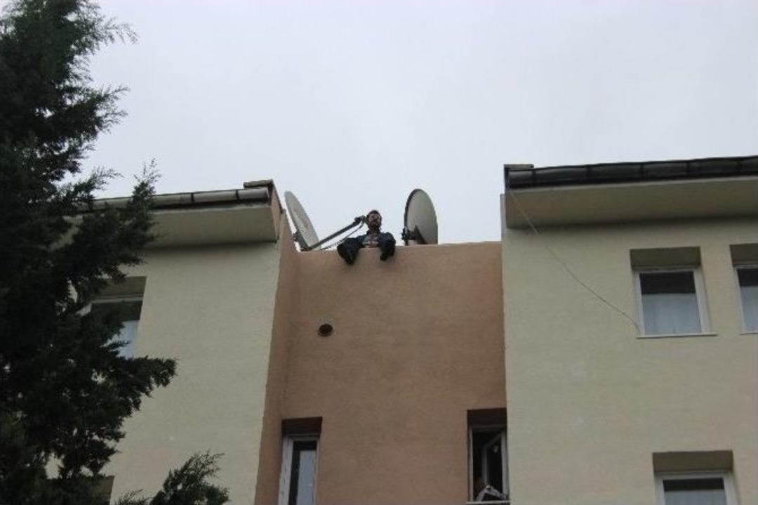 Polis Lojmanı &Ccedil;atısında İntihar Girişimi