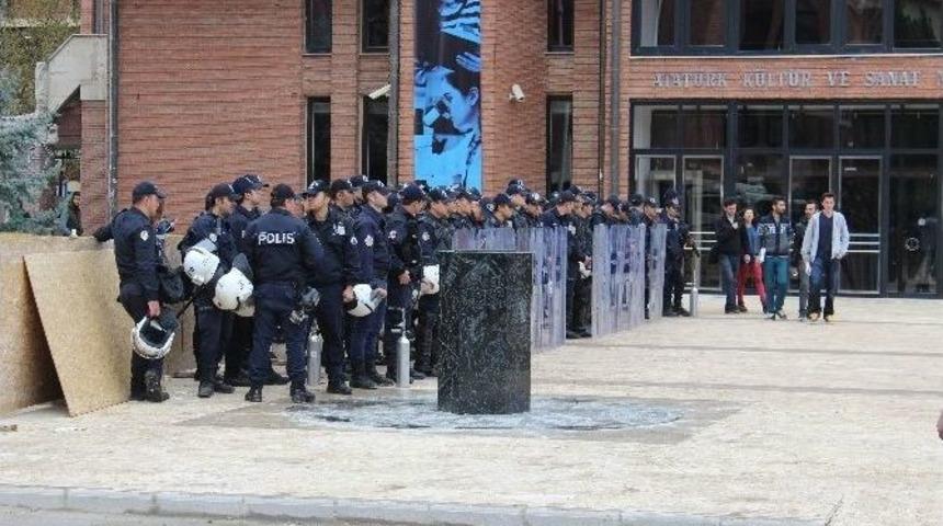 Eskişehir&rsquo;de Uzaklaştırma Alan &Ouml;ğrenciler İ&ccedil;in Protesto G&ouml;sterisi Yapıldı