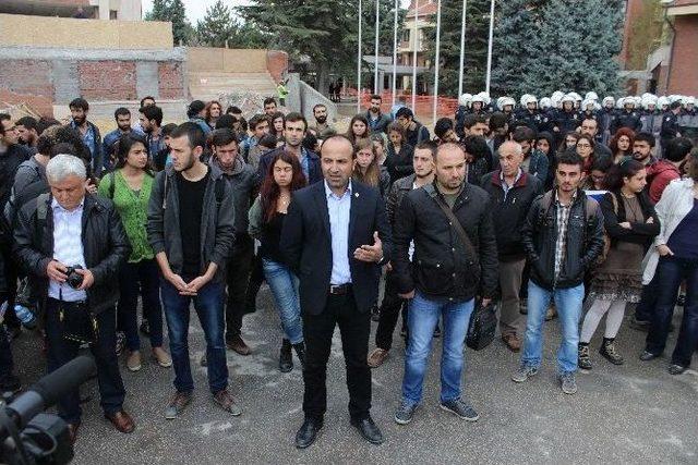 Eskişehir’de Uzaklaştırma Alan Öğrenciler İçin Protesto Gösterisi Yapıldı