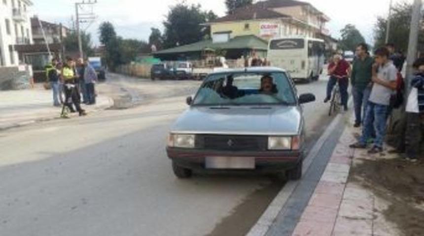 Karşıdan Karşıya Ge&ccedil;erken Otomobil &Ccedil;arptı