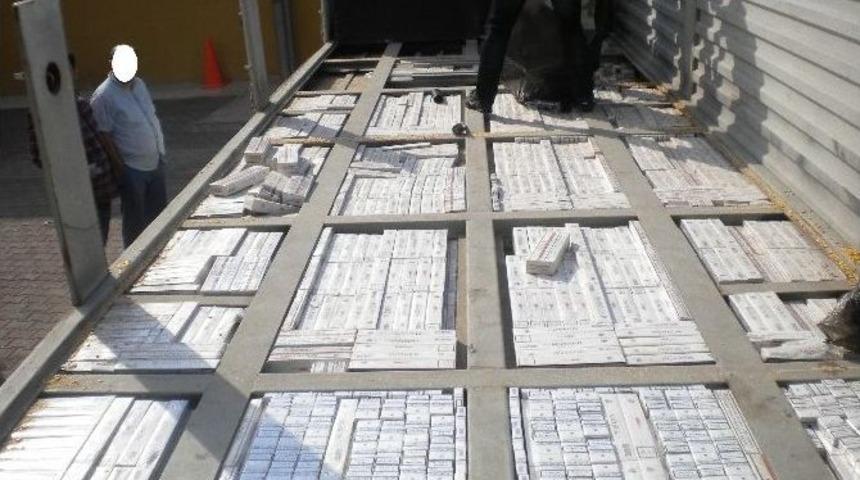Tır&rsquo;da 20 Bin Paket Ka&ccedil;ak Sigara Ele Ge&ccedil;irildi