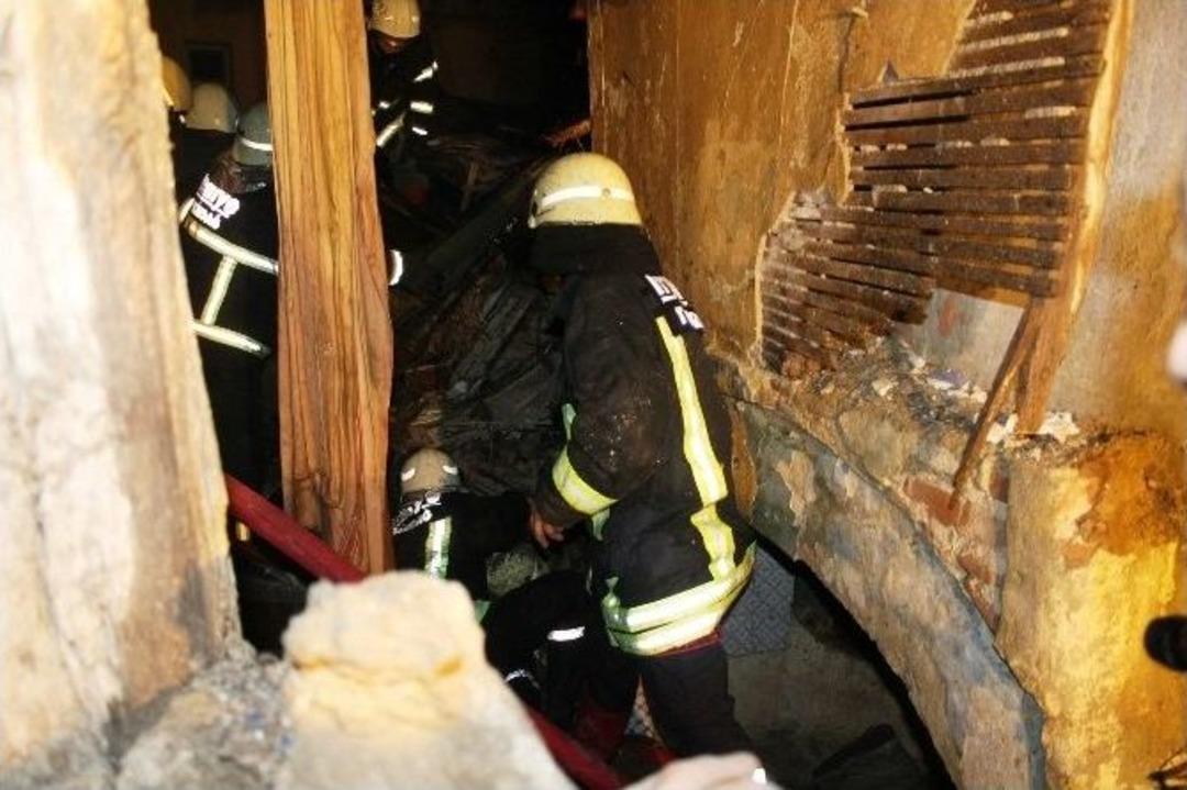 Metruk Bina, Yangına M&uuml;dahale Eden İtfaiye &Ccedil;alışanın &Uuml;zerine &Ccedil;&ouml;kt&uuml;