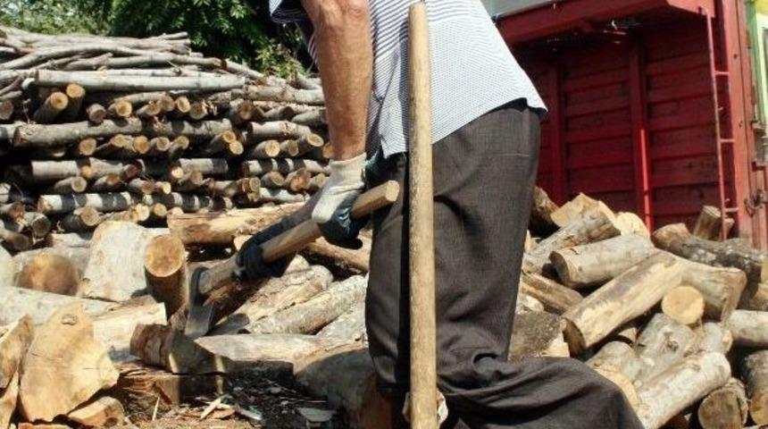 (&ouml;zel Haber) 78 Yaşında Tek Bacağı Yok Ama Hala Odun Kırıyor