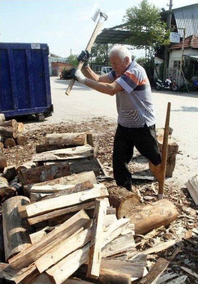 (özel Haber) 78 Yaşında Tek Bacağı Yok Ama Hala Odun Kırıyor