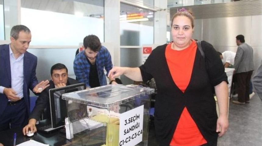 Atat&uuml;rk Havalimanı&rsquo;nda Oy Kullanma İşlemi Başladı