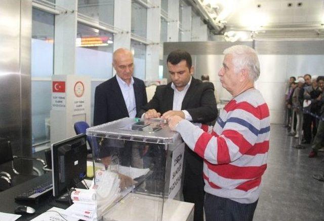 Atatürk Havalimanı’nda Oy Kullanma İşlemi Başladı
