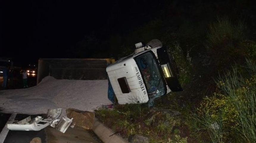 Tır Yama&ccedil;tan D&uuml;şen Kayaya &Ccedil;arptı