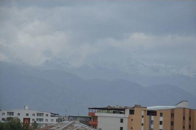 Yüksekova’ya Yılın İlk Karı Düştü