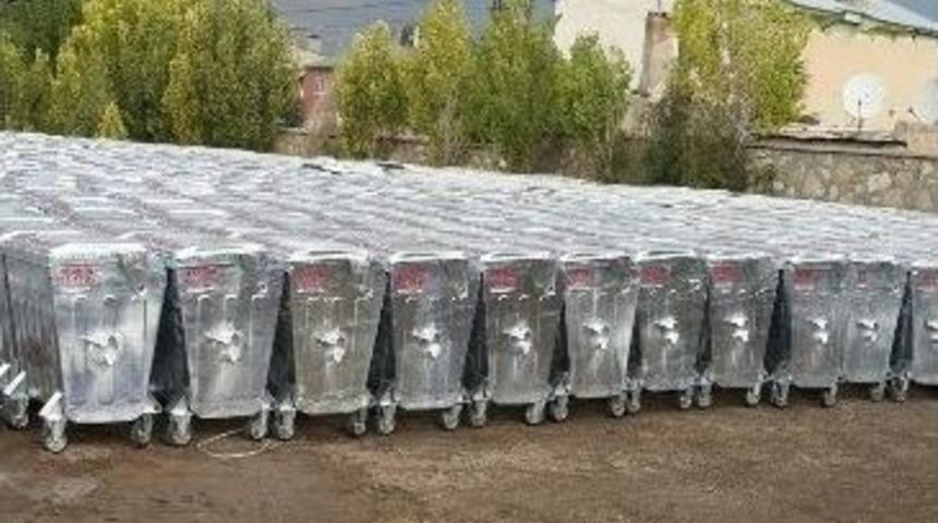 Tuşba Belediyesi &Ccedil;&ouml;p Konteyneri Dağıtımına Devam Ediyor