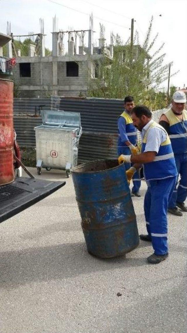 Tuşba Belediyesi Çöp Konteyneri Dağıtımına Devam Ediyor