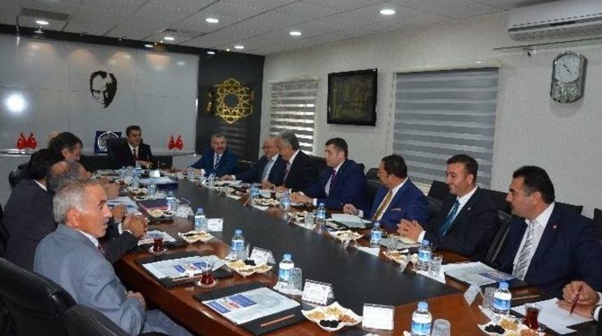 Vali D&uuml;zg&uuml;n, Siyasi Parti İl Başkanları İle Bir Araya Geldi