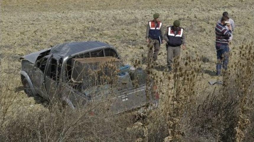 Yoldan &Ccedil;ıkan Pikap Tarlaya U&ccedil;tu: 1 Yaralı