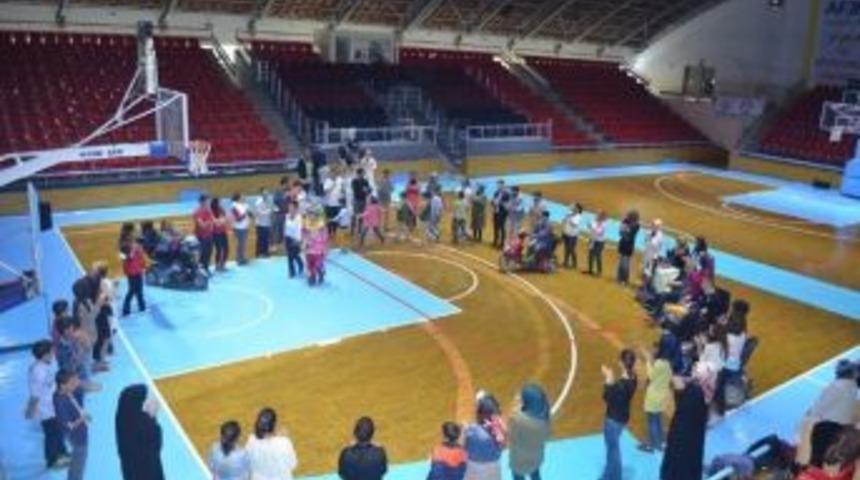 Afyonkarahisar Gen&ccedil;lik Hizmetleri Ve Spor İl M&uuml;d&uuml;rl&uuml;ğ&uuml; Kimsesiz &Ccedil;ocukların Y&uuml;z&uuml;n&uuml; G&uuml;ld&uuml;rd&uuml;