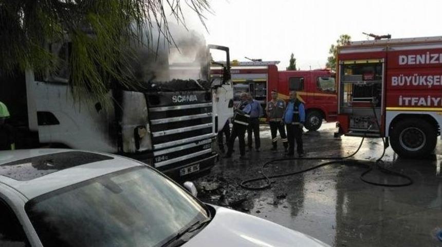 Denizli&rsquo;de Seyir Halindeki Tır Yandı