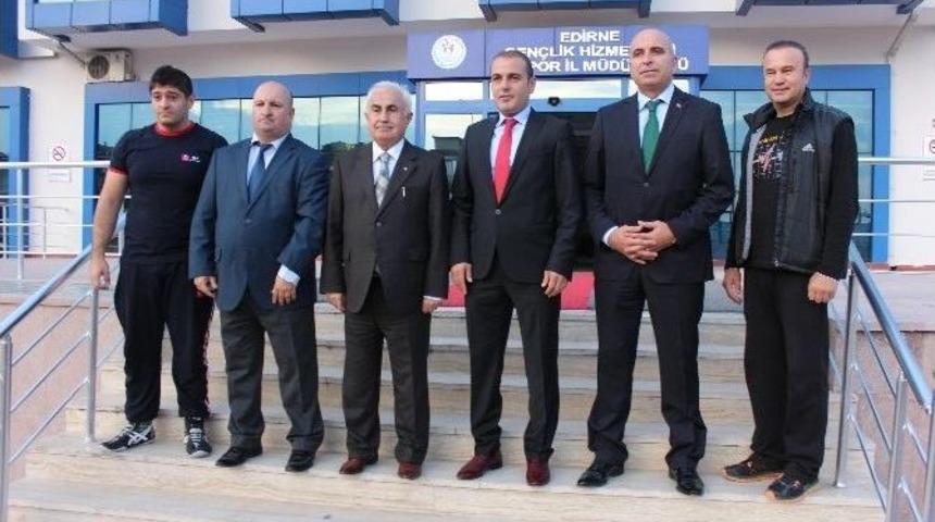 Edirne&rsquo;de G&uuml;reş&ccedil;ilere Malzeme Desteği