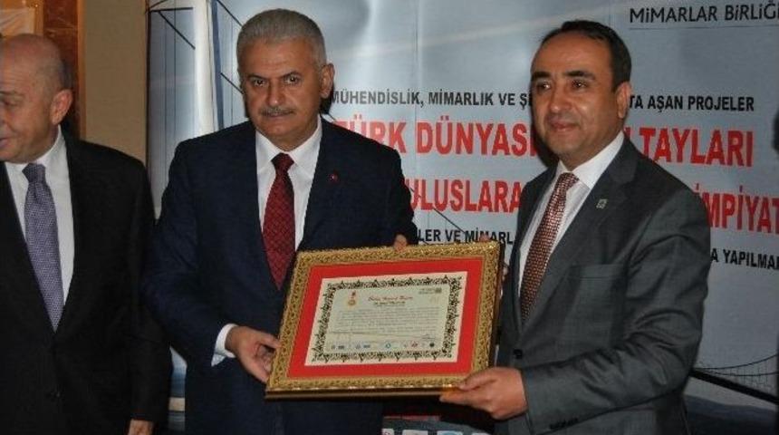 Binali Yıldırım&rsquo;a Tarihi Demir İpek Yolu &Ouml;d&uuml;l&uuml;