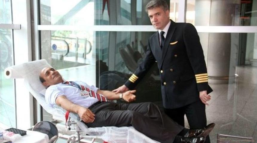 Pilot Ve Hosteslerden &Ouml;rnek Davranış