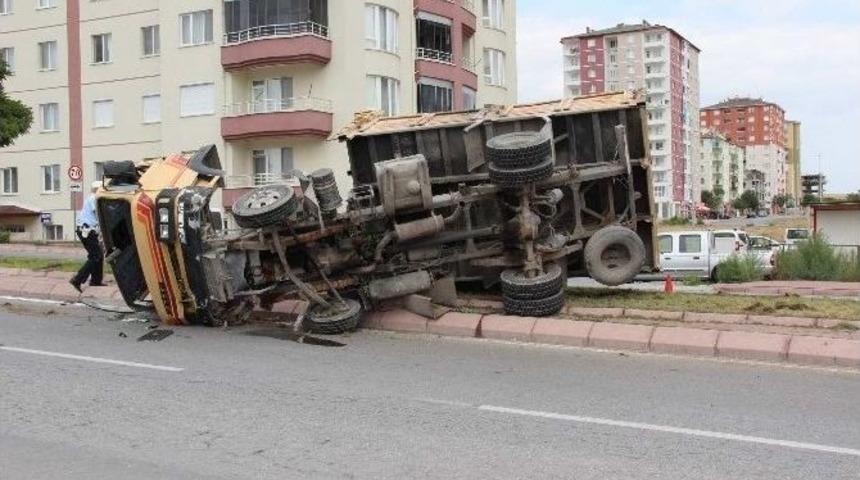 Kamyon Orta Ref&uuml;je Devrildi: 3 Yaralı