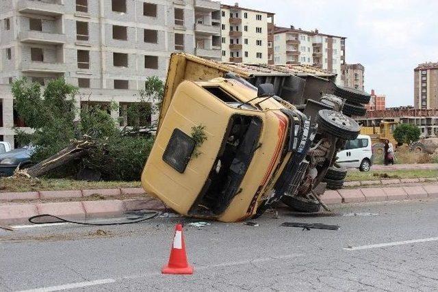 Kamyon Orta Refüje Devrildi: 3 Yaralı