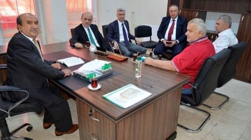 Başkan &Ouml;zt&uuml;rk, Kuran-ı Kerim Dağıttı