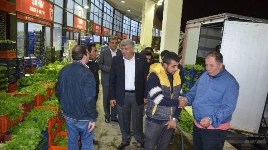 İbrahim Bah&ccedil;ecioğlu Esnafla Birlikte Siftah Yaptı, İş&ccedil;ilerin Dertlerini Dinledi