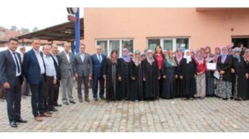 Kadın &Ccedil;ift&ccedil;iler Belge Aldı