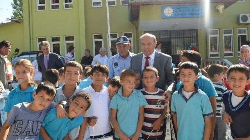 Seydikemer&rsquo;de Miniklere Kırtasiye Yardımı