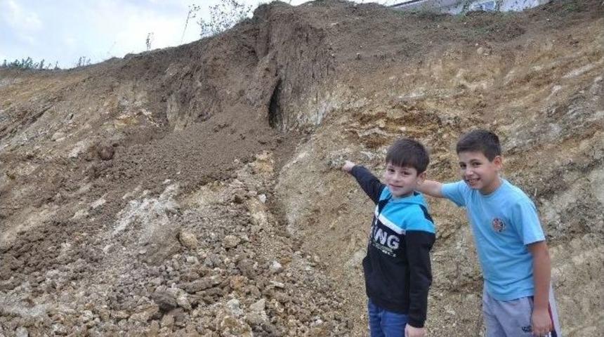 Kedinin Peşinden Koşarken Toprak Altında Kaldı