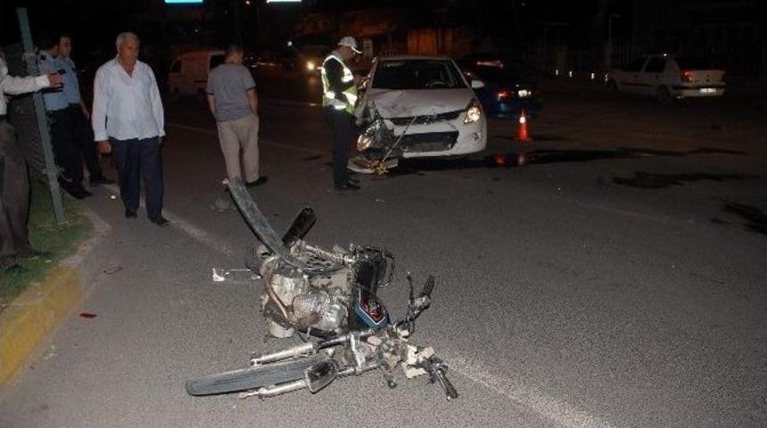 Adıyaman&rsquo;da Motosiklet İle Otomobil &Ccedil;arpıştı: 1 Yaralı